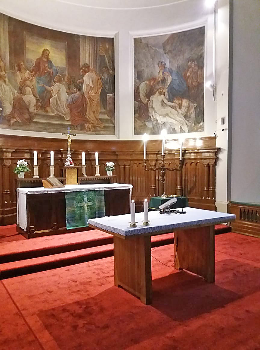 Kiriku keskteel ja altaris on uued vaibad.